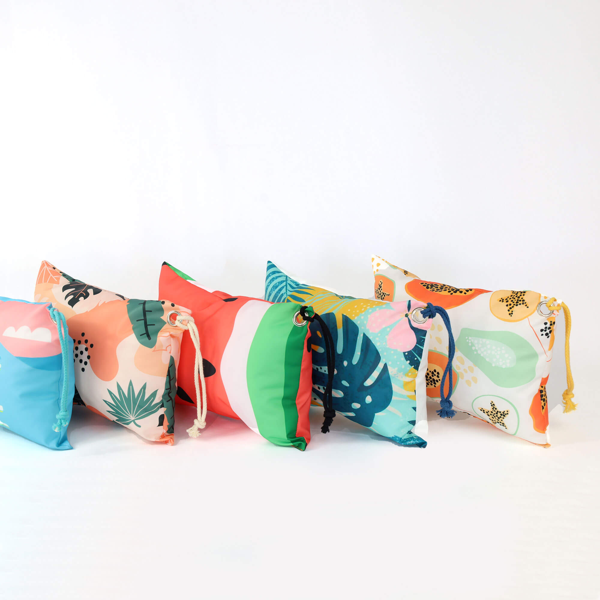 Beach pillow in waterproofed fabric with filling
