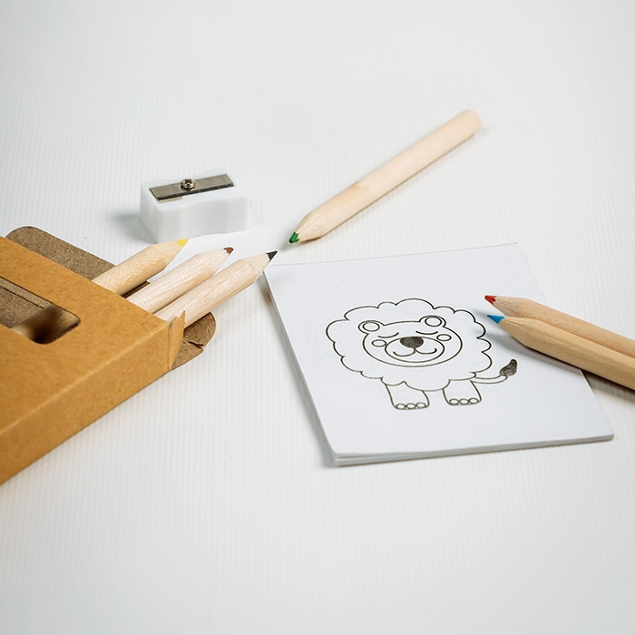 Conjunto para colorir com desenhos e afia